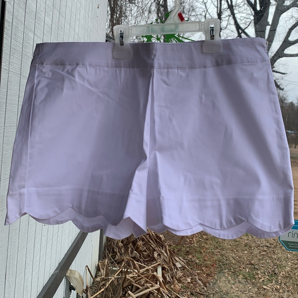 Serena scallop shorts, white